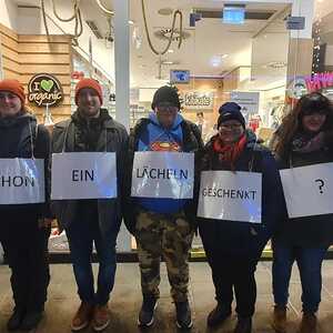 Lächelnder Rückwärtsgang: Unterwegs im Linzer Handel mit einem kleinen Dankeschön für alle Mitarbeiter*innen. 