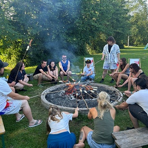 Sommercamp am Attersee: Gemeinsam mit arbeitssuchenden Jugendlichen, jungen Erwachsenen und Lehrlingen verbringen wir eine Woche am Attersee im Zelt und genießen den direkten Seezugang. Vielfältige Workshops und jede Menge Spaß stehen am Programm. 