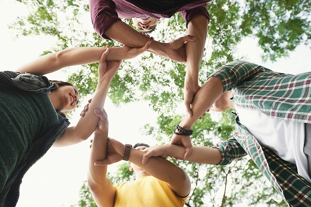 Holding hands of each other: friendship circle